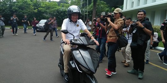 Menteri Jonan uji coba motor listrik buatan mahasiswa ITS