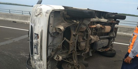 Gara-gara ban terkelupas, mobil boks terguling di KM 4.600 Tol Bali