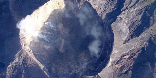 Penampakan kondisi terkini kawah Gunung Agung