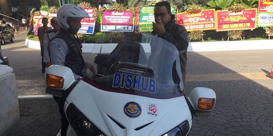 Terjebak macet, Anies Baswedan naik motor Patwal ke Balai 