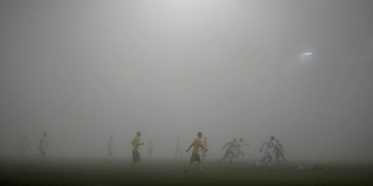 Semangat pemain FC Fastav Zlin dan F.C. Copenhagen bertanding di tengah kabut tebal