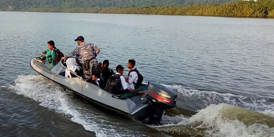 Kisah haru TNI AL pakai kapal patroli untuk seberangkan anak sekolah