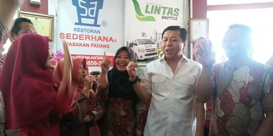 Tiru Jokowi, Setya Novanto bikin kuis berhadiah sarung di restoran Padang