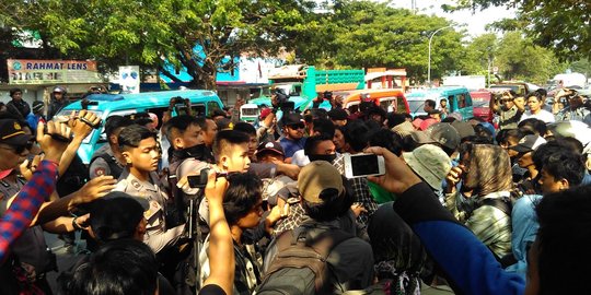 Demo penuntasan kasus e-KTP di Makassar ricuh, dua polisi luka di kepala