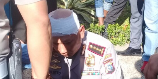Kepala Kapolresta Pekanbaru bocor kena lempar saat demo mahasiswa