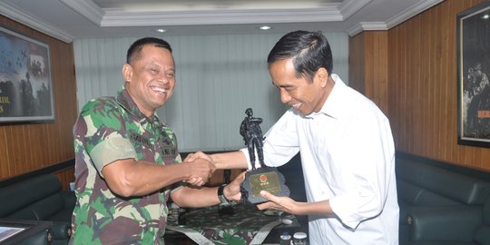 'Jokowi secara diam-diam juga menikmati manuver politik dari Gatot'