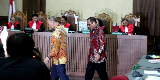 Selesai jalani pemeriksaan, eks dirjen Dukcapil juga irit bicara