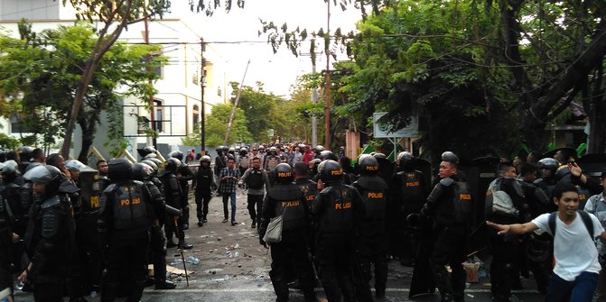 Hasil gambar untuk Bentrok di Makassar, tiga polisi terluka