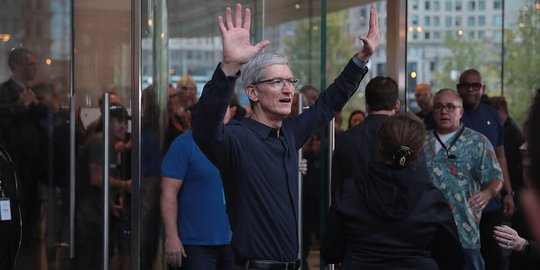 Keakraban Tim Cook sambut langsung para tamu di pembukaan Apple Store Chicago