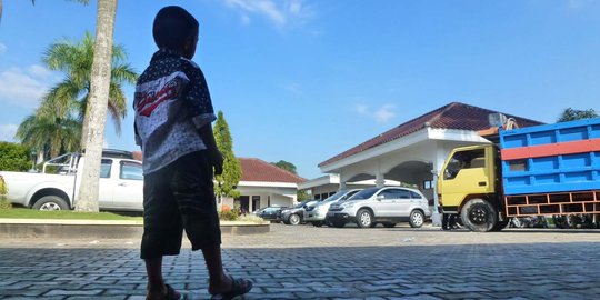 Bocah lima tahun asal Cilebut ditinggal diduga bapaknya di Pasar Rebo