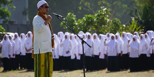 Ribuan santri pesantren Lirboyo Kediri gelar upacara Hari Santri 2017