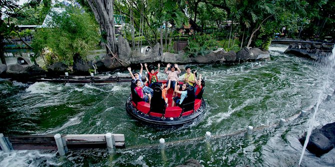 Perahu arung jeram di Ancol terbalik, lima orang penumpang luka-luka