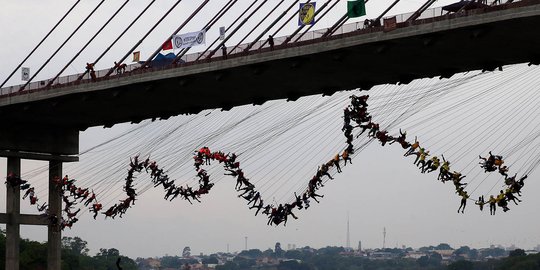 Aksi ratusan warga Brasil lompat dari jembatan