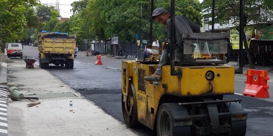 Jelang Jokowi mantu, jalan sekitar Graha Saba diperbaiki