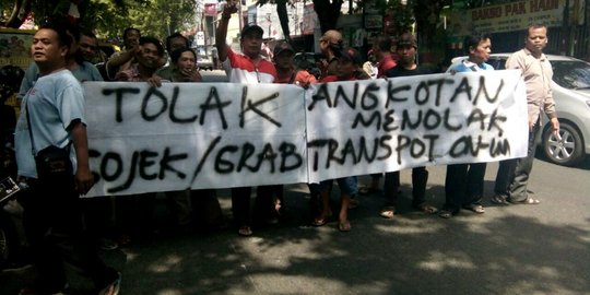 Ribuan sopir angkot di Manado berdemo tolak taksi online