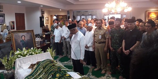 Anies melayat ke istri Gubernur DKI Jakarta Wiyogo Atmodarminto