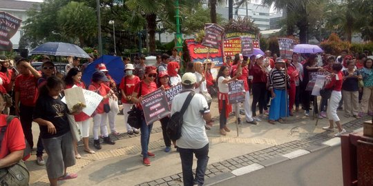 Demo di Balai Kota, massa minta Anies Baswedan diproses hukum terkait 'pribumi'