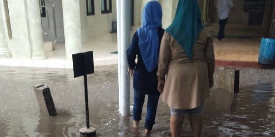 Drainase buruk iPuskesmasi Rawa Buntu kebanjiran merdeka com