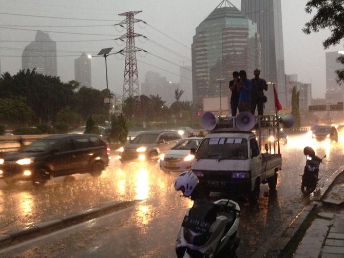 mahasiswa demo depan polda metro jaya