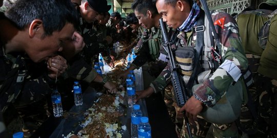 Selesai bertempur dengan ISIS, tentara Filipina pesta makan bernuansa Sunda