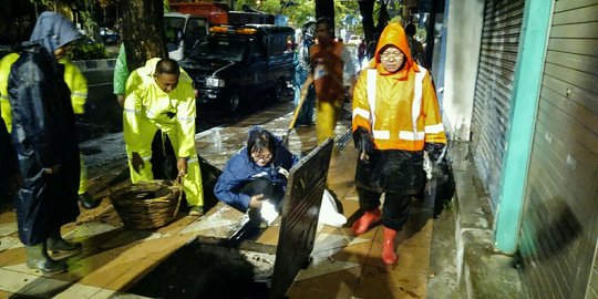 Di tengah hujan deras, Risma punguti sampah penyebab banjir