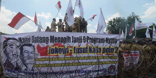 Ribuan perangkat desa geruduk Istana tagih janji Jokowi
