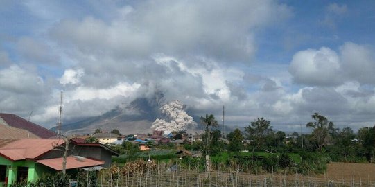 Gunung Sinabung luncurkan awan panas sejauh 4.500 meter