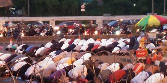 Usai Salat Magrib, massa penolak Perppu Ormas tinggalkan DPR