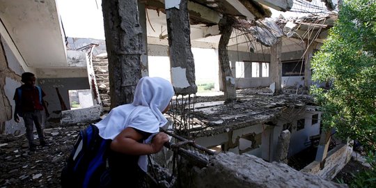 Usai serangan koalisi Saudi, murid SD Yaman belajar di sekolah nyaris ambruk