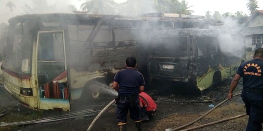 Diduga terkena percikan api las, 2 bus milik PNS terbakar