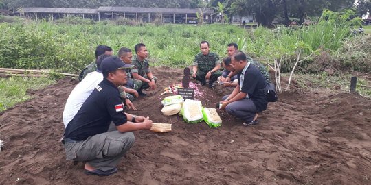 Pemakaman intel TNI yang tewas di kapal dihadiri keluarga dan teman dekat