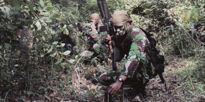 Hasil gambar untuk prajurit tni makan beling