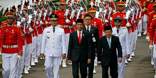 Saat Jokowi, Anies dan Sandi bicara soal sabuk dan tertawa bersama