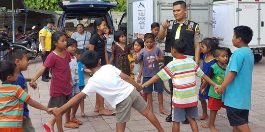 Hari Raya Galungan, pengungsi Gunung Agung dapat daging babi