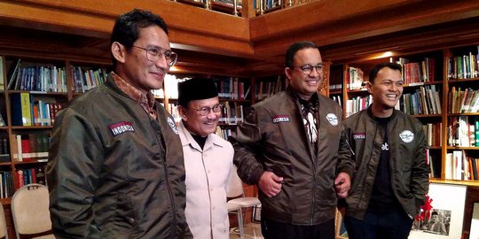 Sowan ke Habibie, Anies-Sandi diberi wejangan dan jaket R-80