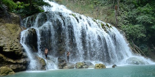 Melihat lebih dekat kecantikan Air Terjun Lapopu di Sumba