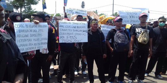 Ratusan honorer di Banten demo tagih janji diangkat jadi PNS