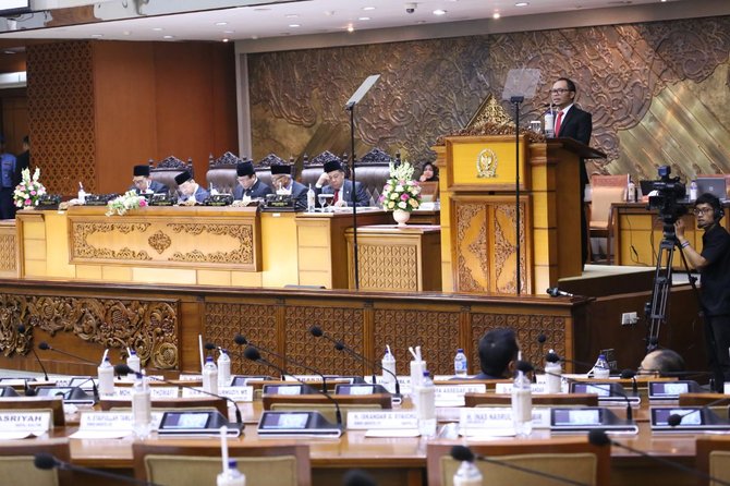 dpr sahkan uu pelindungan pekerja migran indonesia