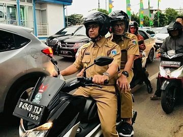 anies sandi naik motor