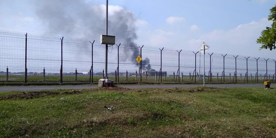 Kepulan asap terlihat di area Bandara Soekarno-Hatta