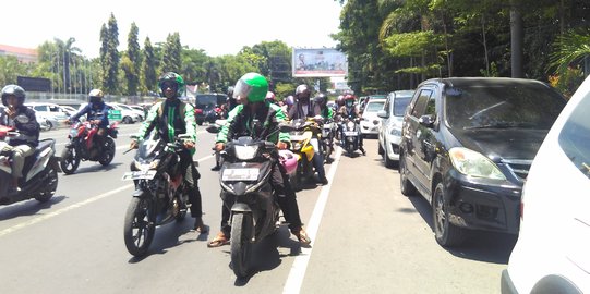 Ratusan driver di Makassar konvoi sambut revisi Permenhub soal taksi online