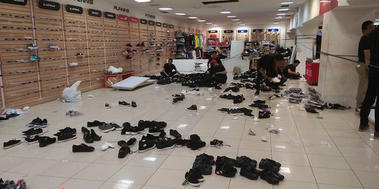 Diskon hingga 80 persen, pakaian dan sepatu Lotus ludes 