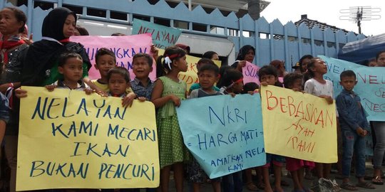 12 Nelayan ditahan, anak dan istri demo Konjen Malaysia