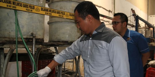 Pabrik miras dan jamu tak berizin di Surabaya digerebek