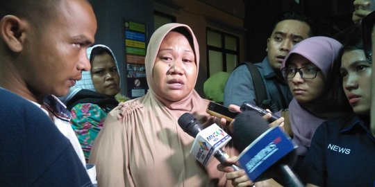 Seorang ibu cari 2 anaknya yang bekerja di gudang petasan Kosambi ke RS