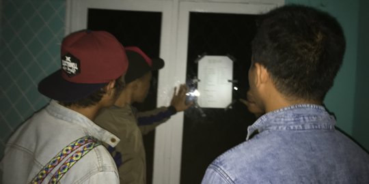 Hingga malam hari, kerabat & keluarga masih cari informasi korban gudang petasan