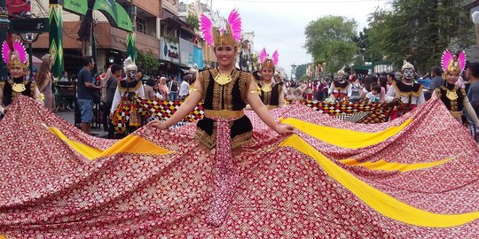 Meriahnya Jogja Batik Parade di Malioboro
