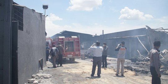 Sebagian pekerja gudang kembang api terbakar selamat usai bobol tembok