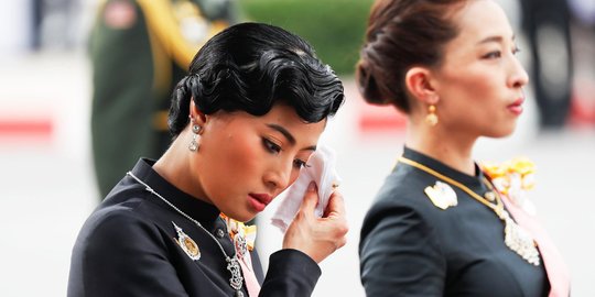 Putri-putri kerajaan Thailand di upacara kremasi Raja Bhumibol