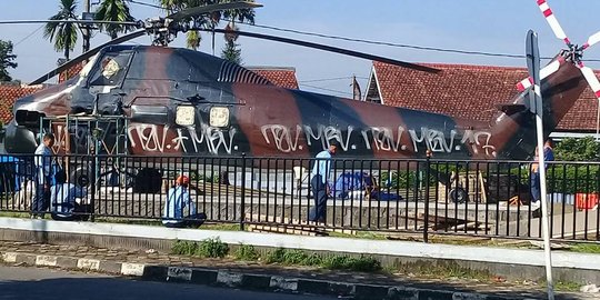 Keberanian 3 pemuda corat-coret tugu helikopter TNI AU
